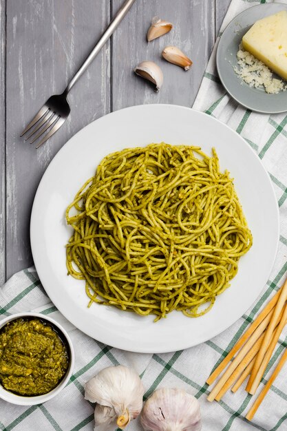 Plato de pasta con palitos de pan y salsa