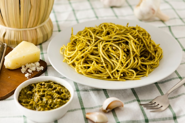 Plato de pasta con queso y ajo