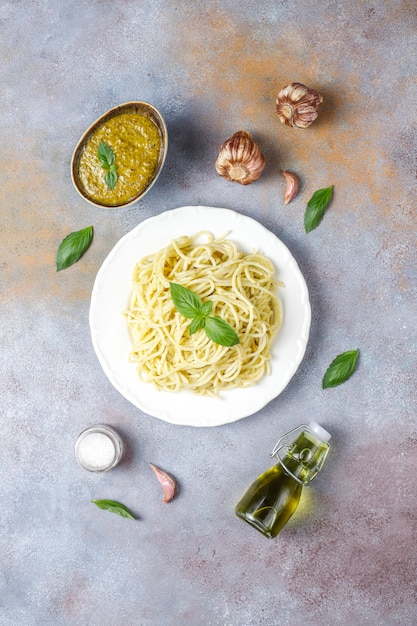 Plato de pasta con salsa pesto casera.