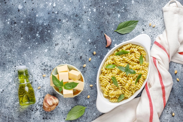 Plato de pasta con salsa pesto casera.