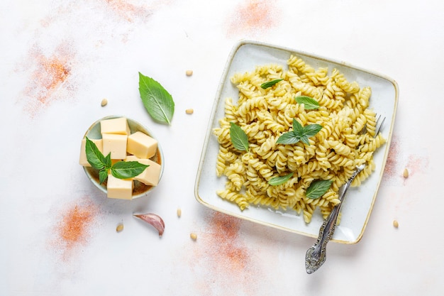 Foto gratuita plato de pasta con salsa pesto casera.