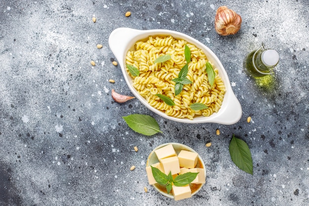 Plato de pasta con salsa pesto casera.