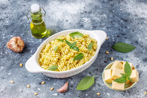 Plato de pasta con salsa pesto casera.