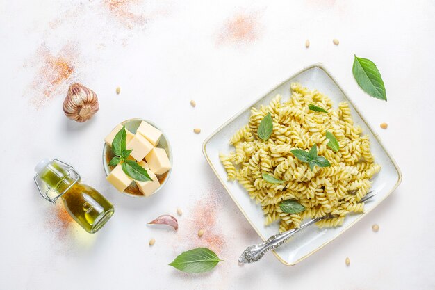 Plato de pasta con salsa pesto casera.