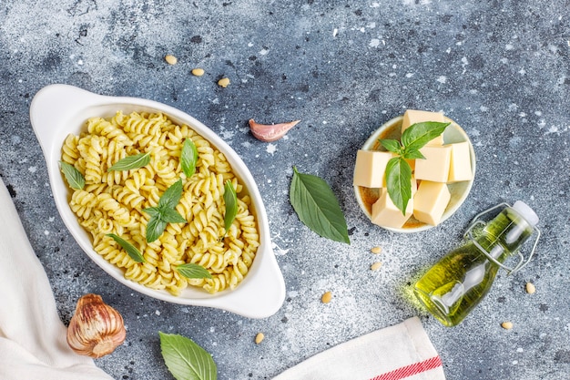 Plato de pasta con salsa pesto casera.