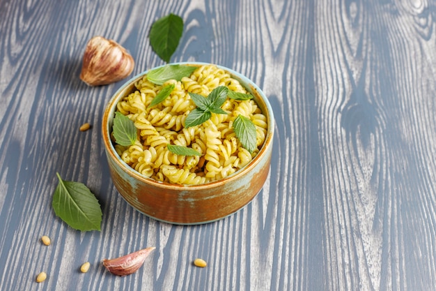 Plato de pasta con salsa pesto casera.