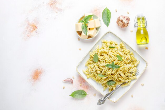 Plato de pasta con salsa pesto casera.