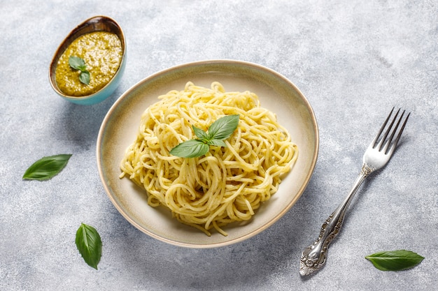 Plato de pasta con salsa de pesto casero.