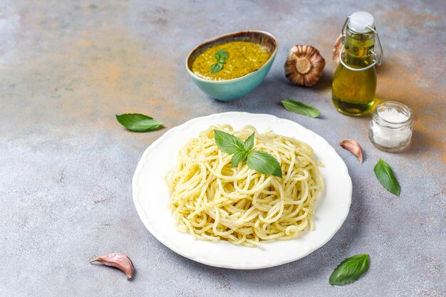 Plato de pasta con salsa de pesto casero.