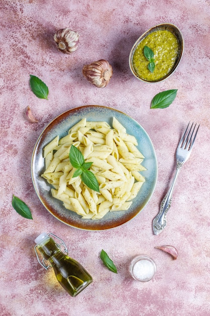 Plato de pasta con salsa de pesto casero.