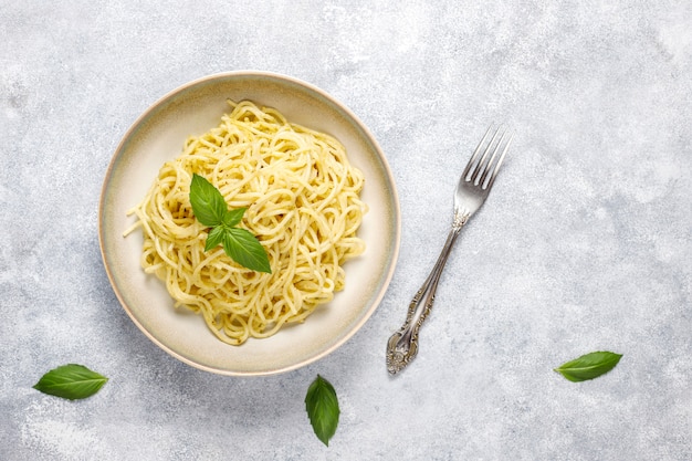 Plato de pasta con salsa de pesto casero.