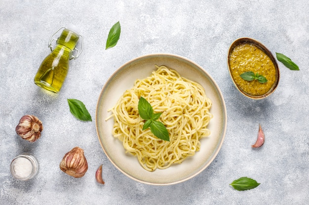 Plato de pasta con salsa de pesto casero.