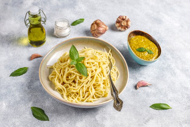 Plato de pasta con salsa de pesto casero.