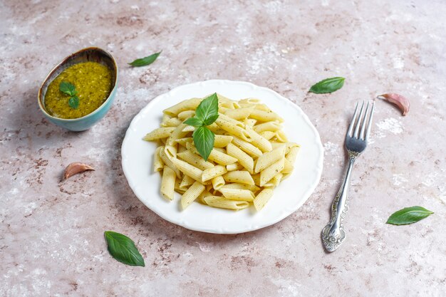 Plato de pasta con salsa de pesto casero.