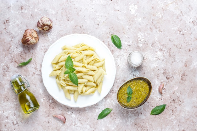 Plato de pasta con salsa de pesto casero.