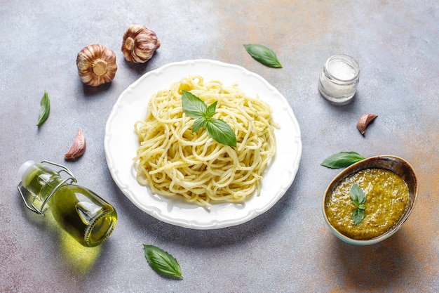 Plato de pasta con salsa de pesto casero.