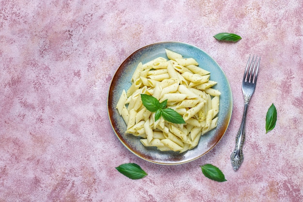 Plato de pasta con salsa de pesto casero