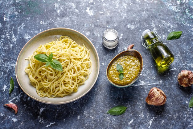 Plato de pasta con salsa de pesto casero