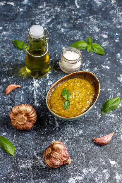 Plato de pasta con salsa de pesto casero