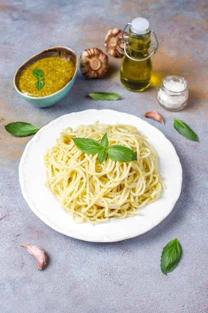 Plato de pasta con salsa de pesto casero