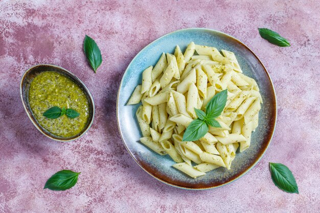 Plato de pasta con salsa de pesto casero