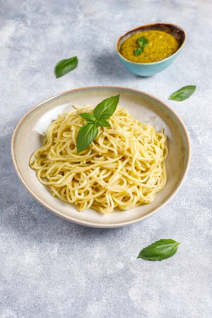 Plato de pasta con salsa de pesto casero