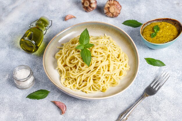 Plato de pasta con salsa de pesto casero.