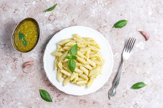 Plato de pasta con salsa de pesto casero.