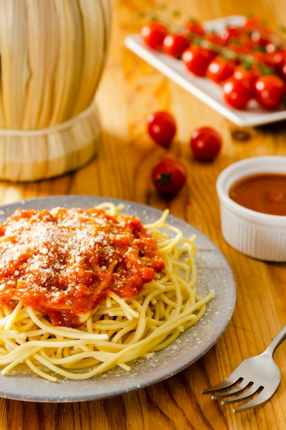 Plato de pasta con salsa y tenedor