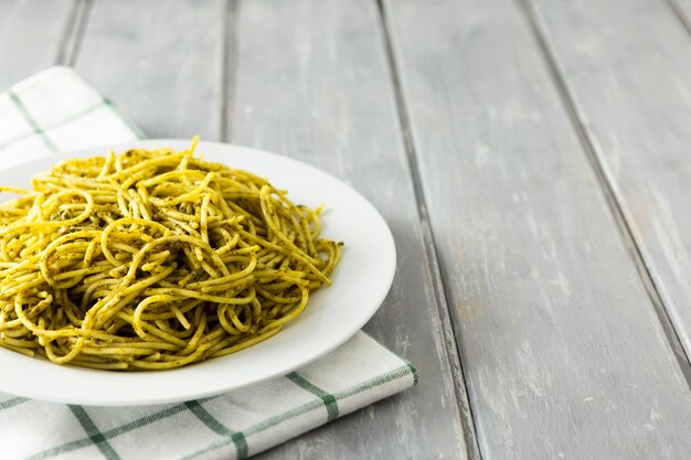 Plato de pasta sobre mantel con fondo de madera