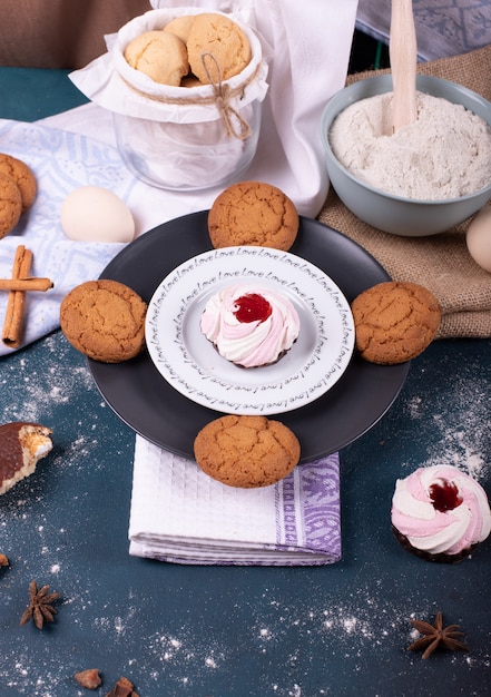 Plato de pastel y galletas y harina