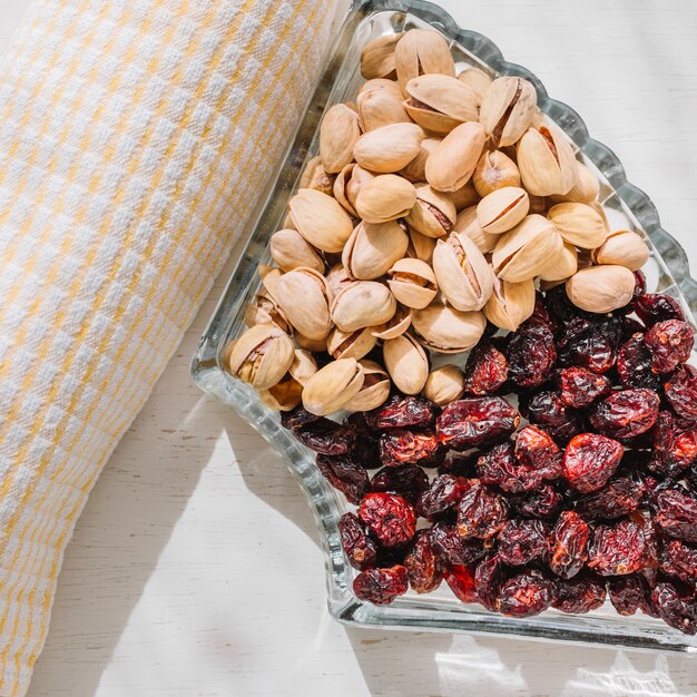 Plato pequeño con nueces y frutos secos