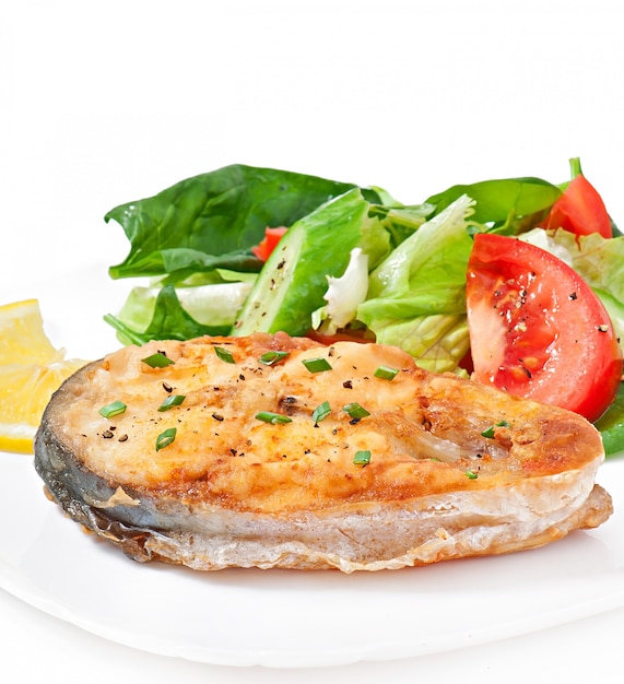 Plato de pescado - filete de pescado frito con verduras