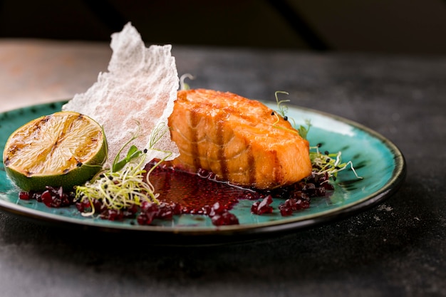 Foto gratuita plato de pescado de lujo vista frontal