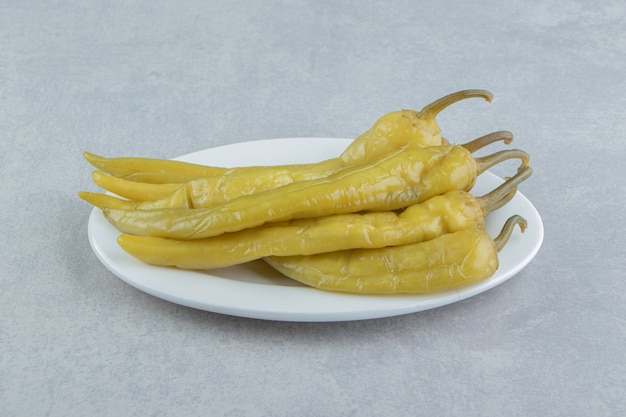 Un plato de pimiento picante en la superficie de mármol.