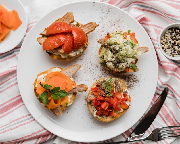 Foto gratuita plato plano laico con bruschettas