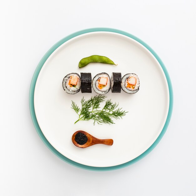 Plato plano laico con sushi
