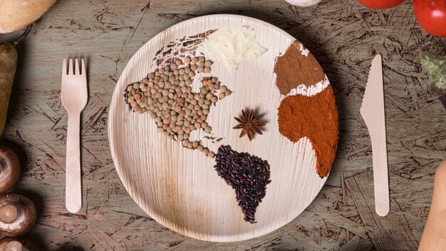 Plato plano con mapa del mundo y frijoles.