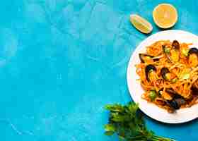 Foto gratuita plato plano de pasta de mejillones con copyspace