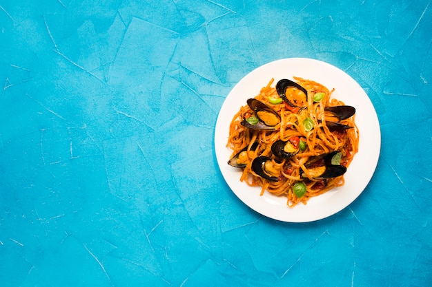 Plato plano de pasta de mejillones con copyspace