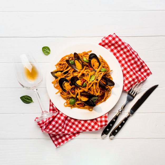 Plato plano de pasta con mejillones.