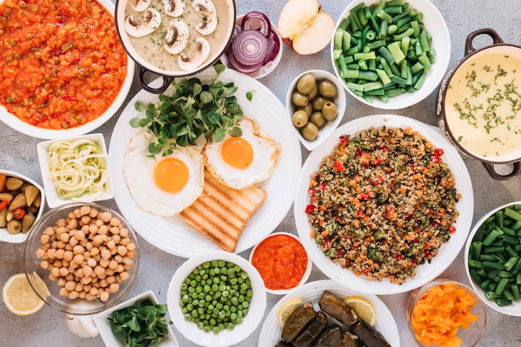Foto gratuito plato plano de platos con aceitunas y huevos fritos.