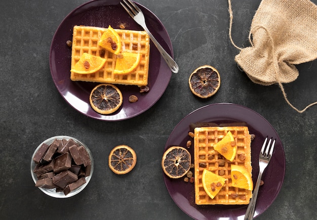 Plato plano de platos con gofres y chocolate