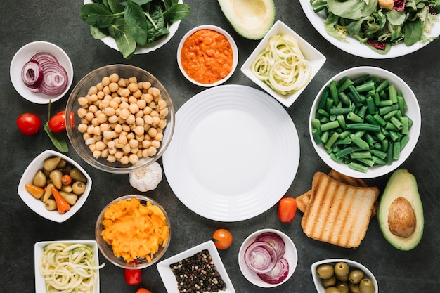 Foto gratuita plato plano de platos con judías verdes y aguacate