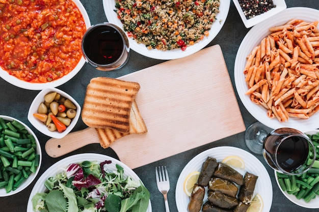 Plato plano de platos con vino y pasta.