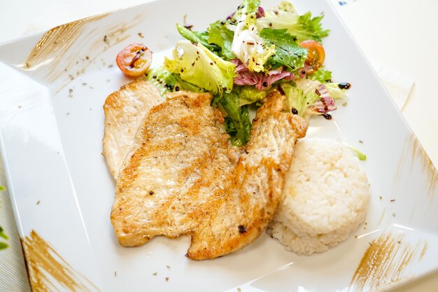 Plato de pollo en una mesa de restaurante