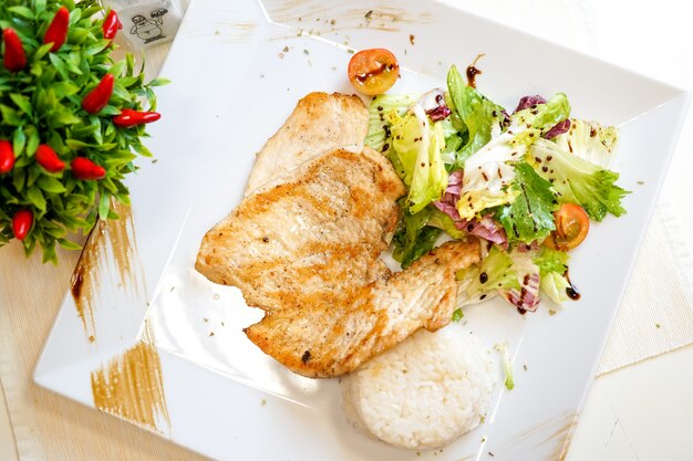 Plato de pollo en una mesa de restaurante