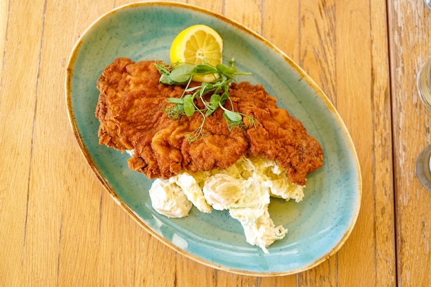 Plato de pollo en una mesa de restaurante