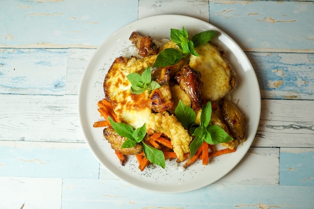 Foto gratuita plato de pollo en una mesa de restaurante