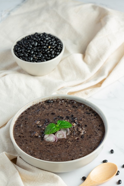 plato de postre dulce de frijoles negros